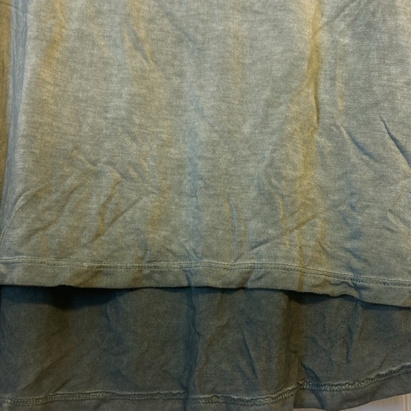 Olive green, lightweight casual T-shirt with pocket new with tags - Picture 2 of 4